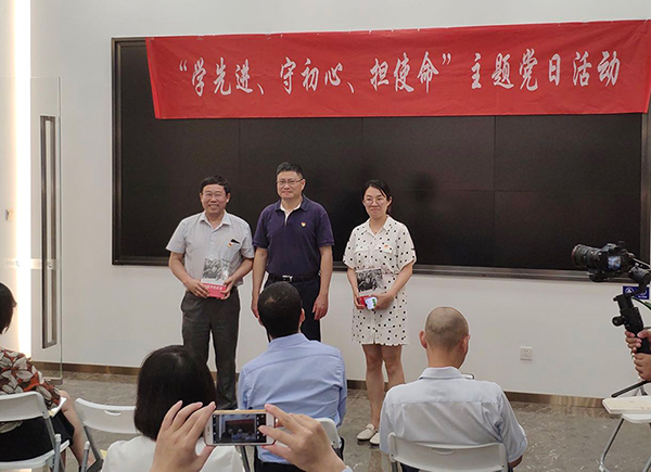 向“學(xué)習(xí)強(qiáng)國”積分排名前三的非公黨員頒發(fā)“紅色圖書”.jpg