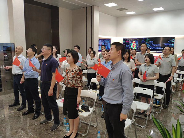 黨員們揮舞國旗，齊唱《我和我的祖國》.jpg